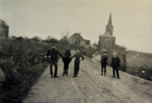 Kirchstraße links die alte Schule