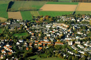 Ergste mit Ruhrwiesen und ev. Kirche (rechts)